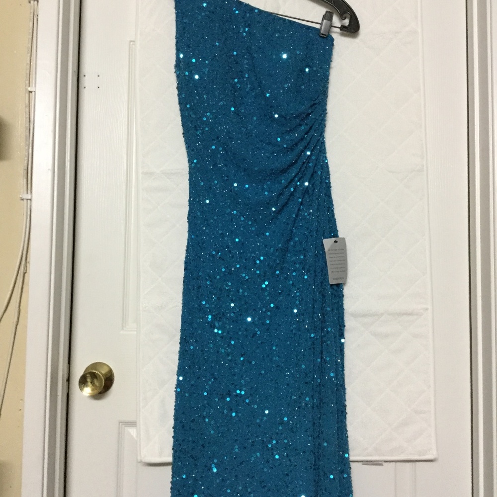 ADRIANNA PAPELL One Shoulder Sequin/ Beads Women Gown Size 0. New with Tag